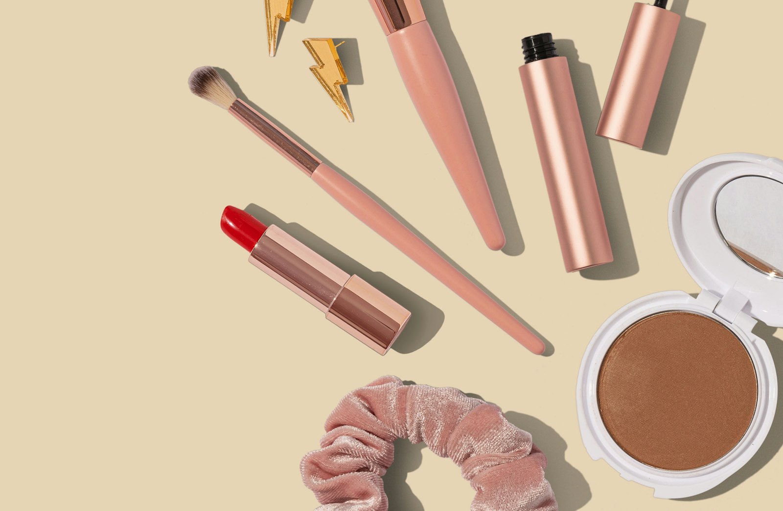 Pinsel, Lippenstift und Puderdose